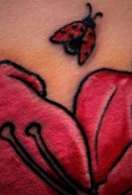 Ladybug tattoo- ის ნიმუში მხრებზე ვარდისფერ შროშანებზე