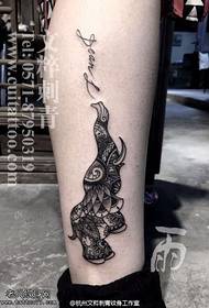 Tele tetování slon dítě na tele