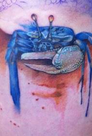 Μπλε καβούρι στέκεται στην παραλία με μοτίβο τατουάζ