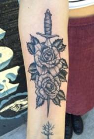 Braccio di ragazza su punto grigio nero spina semplice linea pianta fiore e pugnale tatuaggio immagine