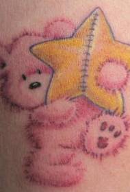 Medvedík drží farebné tetovanie vzor hviezdy