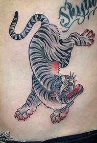 Узорак тетоваже тигрова у цртићу на трбуху