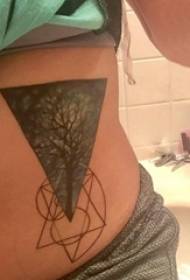 女孩側腰畫幾何簡單線條創意植物大樹紋身圖片