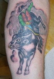 Bull dhe model modeli tatuazh me ngjyra kauboj
