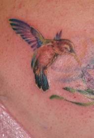 Spruzzata di acqua color cera di colibrì e tatuaggio floreale