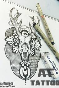 Antilopės tatuiruotės linijinį piešinį pateikia tatuiruočių šou