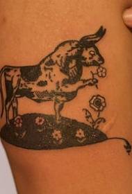 Model de tatuaj cu flori de taur