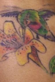 Rameno farby kolibríka a kvetinové tetovanie