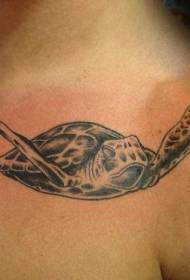 수영 거북이 검은 현실적인 문신 패턴