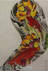 Modellu classicu di tatuaggi di loto koi pittati