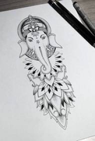 Musta viiva luovan mallin norsu tatuointi käsikirjoitus