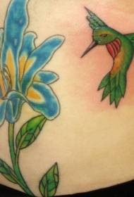 Beija-flor verde e flores azuis tatuagem padrão
