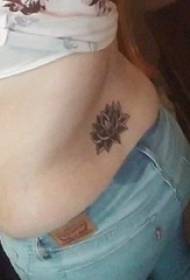 Cintura da rapaza en punto gris negro espinosa liña sinxela planta santo tatuaxe loto foto