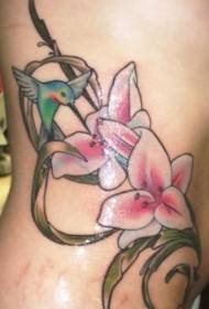 Hummingbird uye pink maruva tattoo maitiro