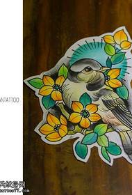 Снимка на ръкопис на татуировка на цветя и птици