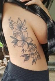 Cintura di latu ragazza nantu à a linea nera prickly simplice pianta letteraria fiore fiore tatuaggio