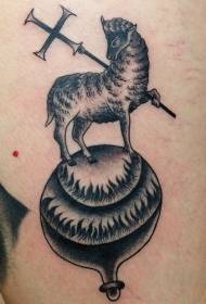 Черно-белая личность овечка с крестом татуировки