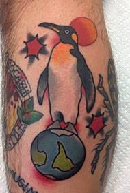 腿彩色企鵝站在地球上的紋身圖片