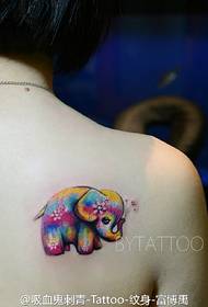 Maliit na tattoo tattoo na kulay sa balikat