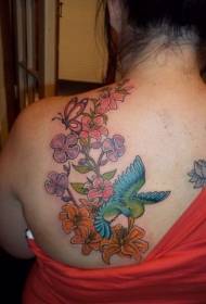 Mchanganyiko wa rangi ya hummingbird na tattoo ya maua kwenye bega