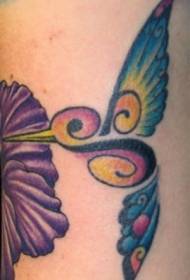 Hummingbird ceol datha agus patrún tattoo bláthanna