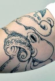 Bums izsmalcināts mazais melno astoņkāju tetovējums
