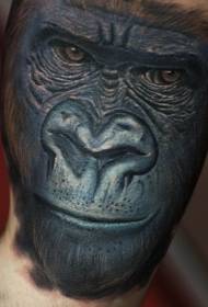 Реалистичан узорак тетоваже на глави шимпанзе