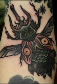 Patrón de tatuaxe de escaravello escuro