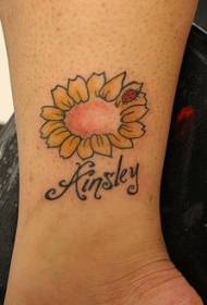 Малък модел калинка и слънчево цвете татуировка