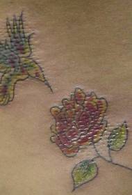 Колибица у боји рамена са цвећем тетоважа слике