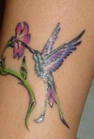 Ноги барвистих колібрі та квіти татуювання малюнки
