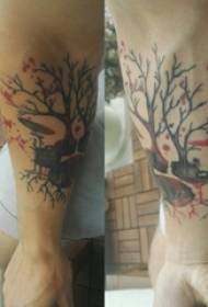 소년의 팔에 그려진 간단한 라인 공장 마른 나뭇 가지 문신 사진에 그려진