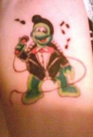 Modeli tatuazh i këngëtarit Turtle me kostum të zi
