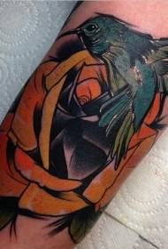 Armfärg ny kolumn-tatuering med kolibrier och rosor