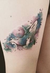 Padrão de tatuagem em aquarela baleia azul coxa
