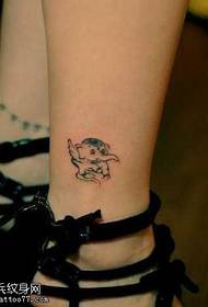 un simpatico tatuaggio totem di elefante sulla gamba