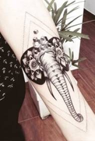 Mergaitės ranka ant juodo pilko eskizo kūrybingo geometrinio elemento gražaus rašto dramblio tatuiruotės paveikslo