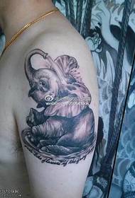 Pequeno patrón de tatuaxe de elefante con spray de auga no ombreiro