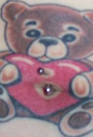 Teddy bear le patrún tattoo croí dearg