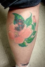 Tsvuku hibiscus maruva uye dema frog tattoo maitiro