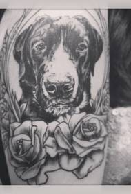 Cão cinzento preto \\ u200b \\ u200bavatar com padrão de tatuagem rosa