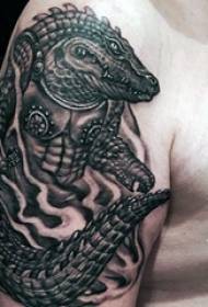 Крокодил татуировка модел Разнообразие от черно и сиво татуировка ужилване трикотаж крокодил модел татуировка