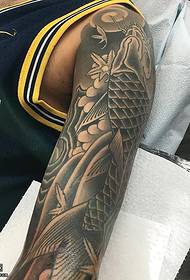 Modello di tatuaggio koi classico nero grigio spalla