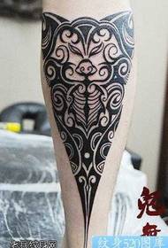 Тотем свињска тетоважа узорак са класичним трендом ногу