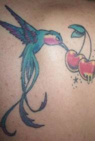 Foto di tatuaggi a forma di spalla con colibrì a coda lunga e ciliegia