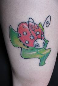 Žalia lapų ir ladybug spalvų tatuiruotės modelis