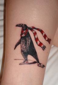 स्कार्फ टॅटू पॅटर्नसह सुंदर रंगीबेरंगी पेंग्विन