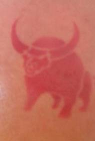 Jednostavan uzorak tetovaže crvenog bika