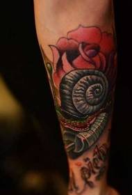 Arm snegl rose tatoveringsmønster