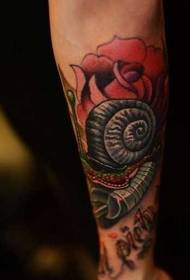 Patrón de tatuaje de brazo caracol rosa